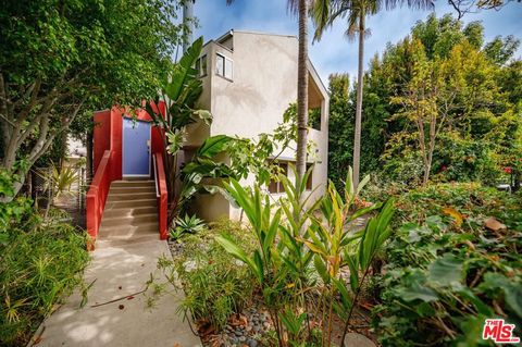 Photo of 656 Angelus Place, Venice, CA 90291 (MLS # 26844775)