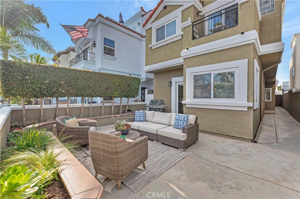 Photo of 621 8th St, Huntington Beach, CA 92648 (MLS # OC25239429)