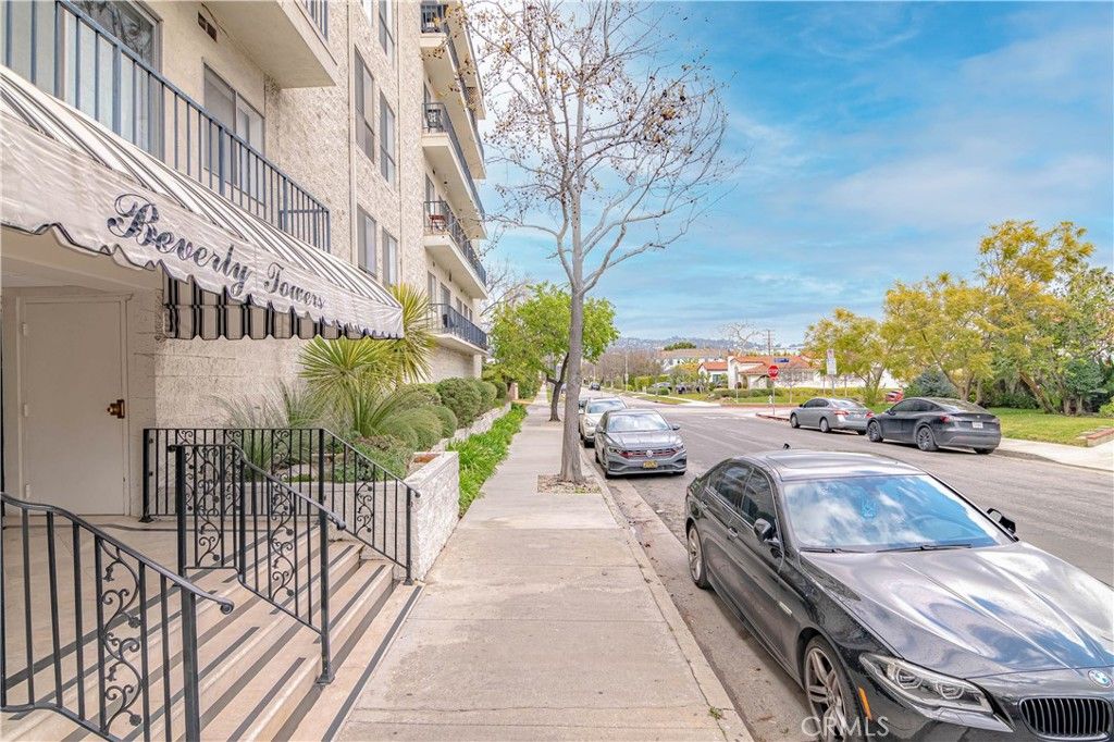 Photo of 1115 S Elm Drive #301, Los Angeles, CA 90035 (MLS # SR26008607)