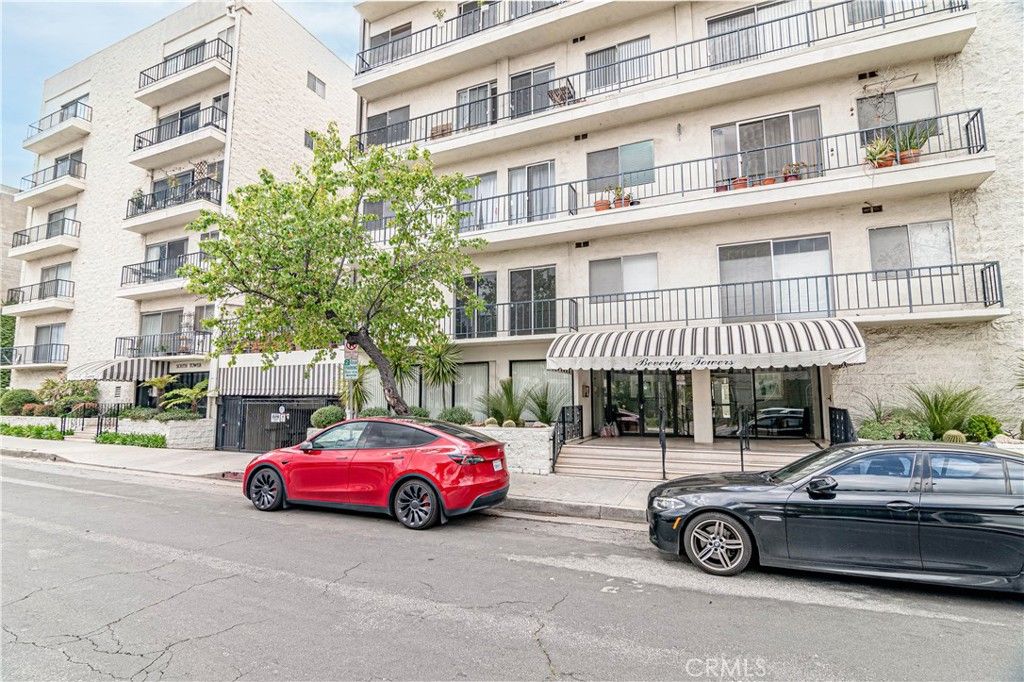Photo of 1115 S Elm Drive #301, Los Angeles, CA 90035 (MLS # SR26008607)