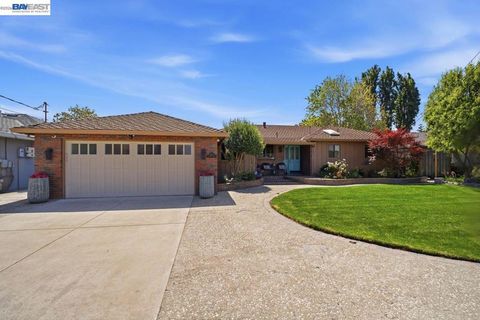 Photo of 4858 Sterling Dr DR, Fremont, CA 94536 (MLS # 41133514)