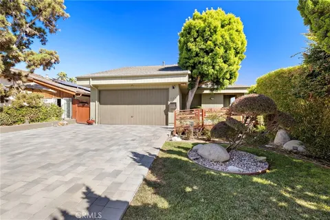 MLS: OC25194987