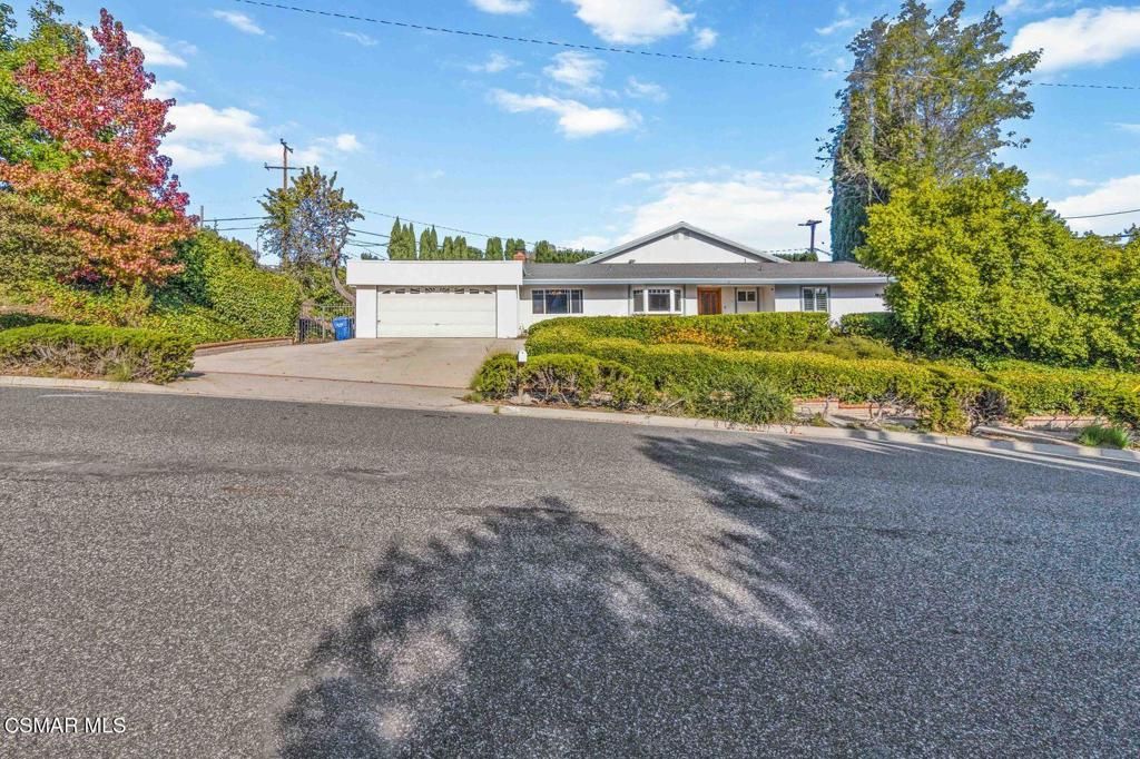 Photo of 3097 Camino Del Zuro, Thousand Oaks, CA 91360 (MLS # 225005386)