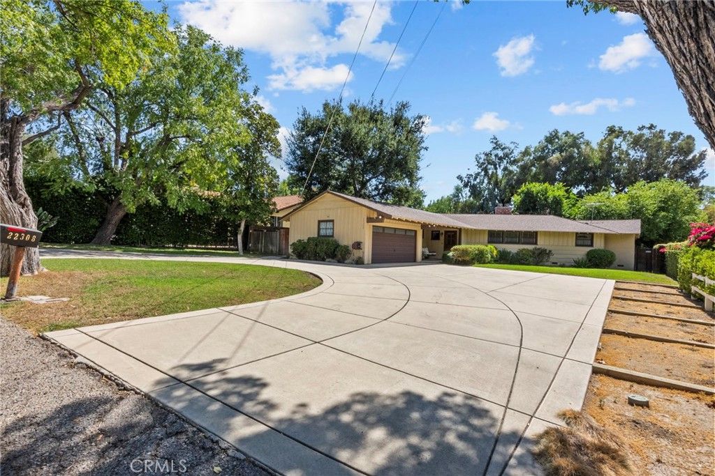 Photo of 22308 Dolorosa St, Woodland Hills, CA 91367 (MLS # GD25226903)