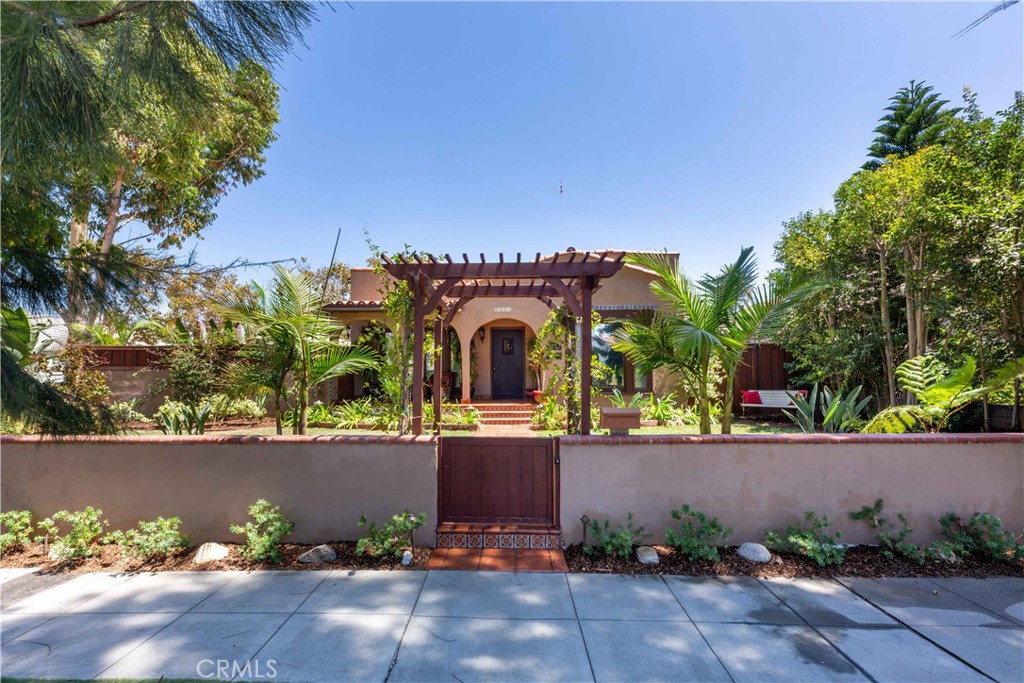 3654 Cerritos Avenue