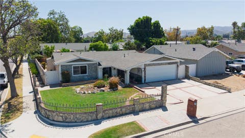 Photo of 1396 Currant Avenue, Simi Valley, CA 93065 (MLS # SR26171476)
