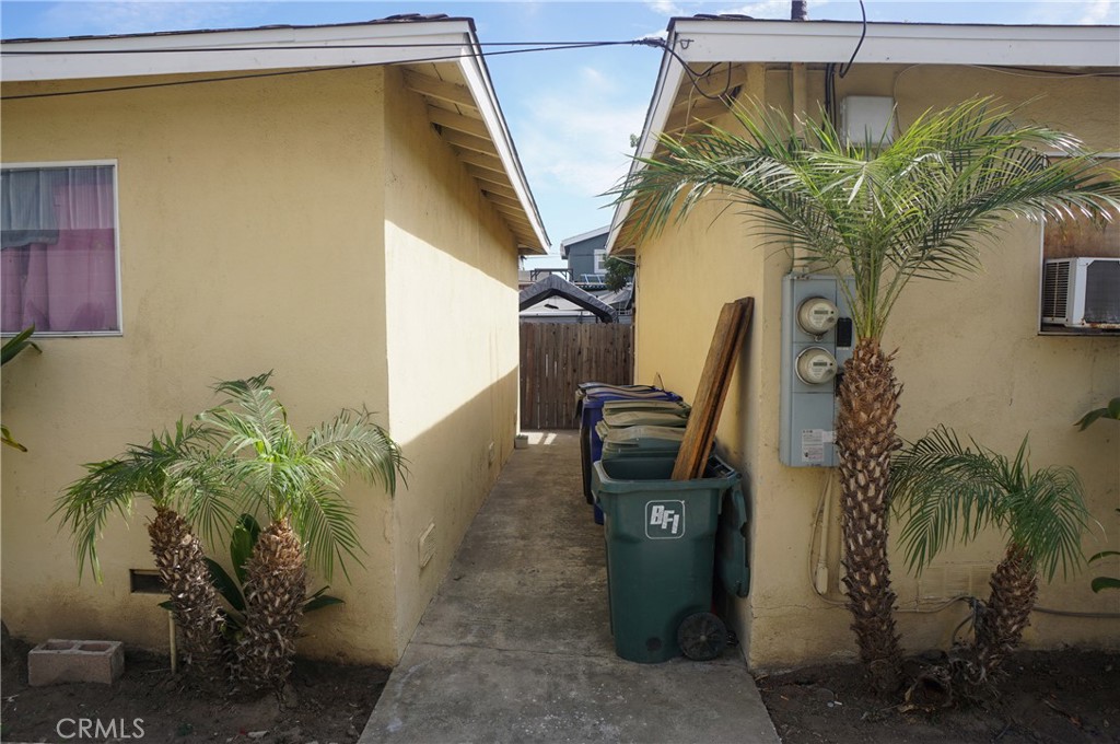 11121 S Freeman Avenue
