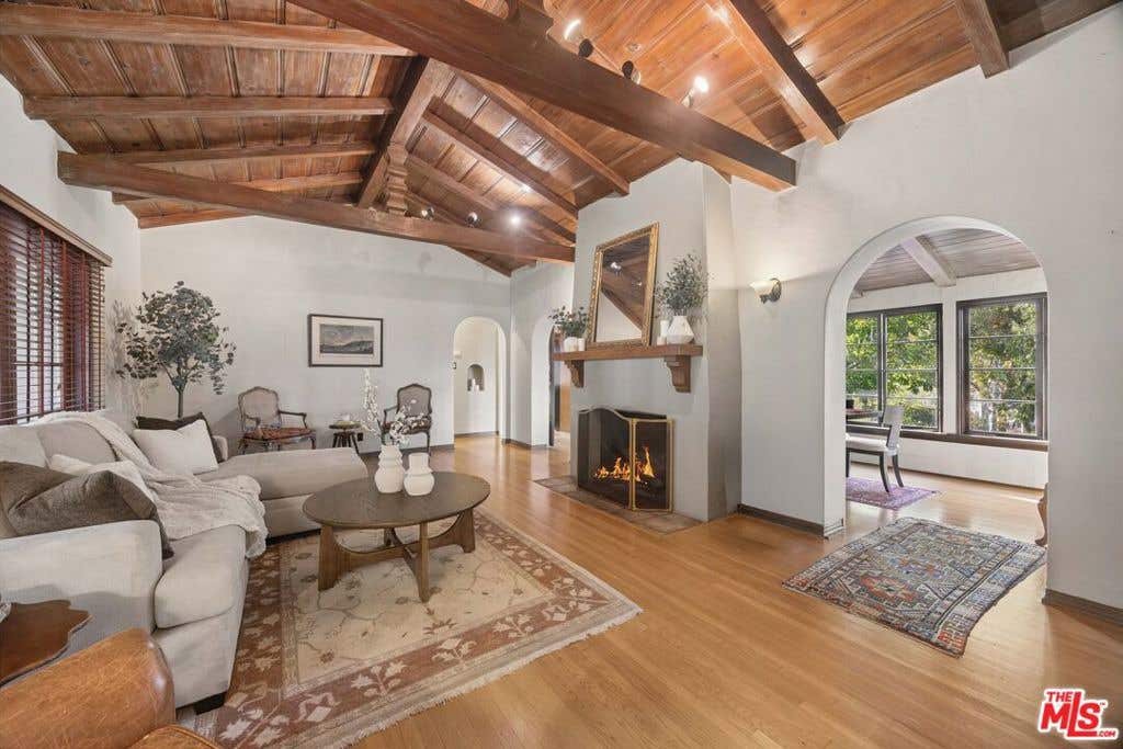 Photo of 11325 Sunshine Terrace, Studio City, CA 91604 (MLS # 26842361)