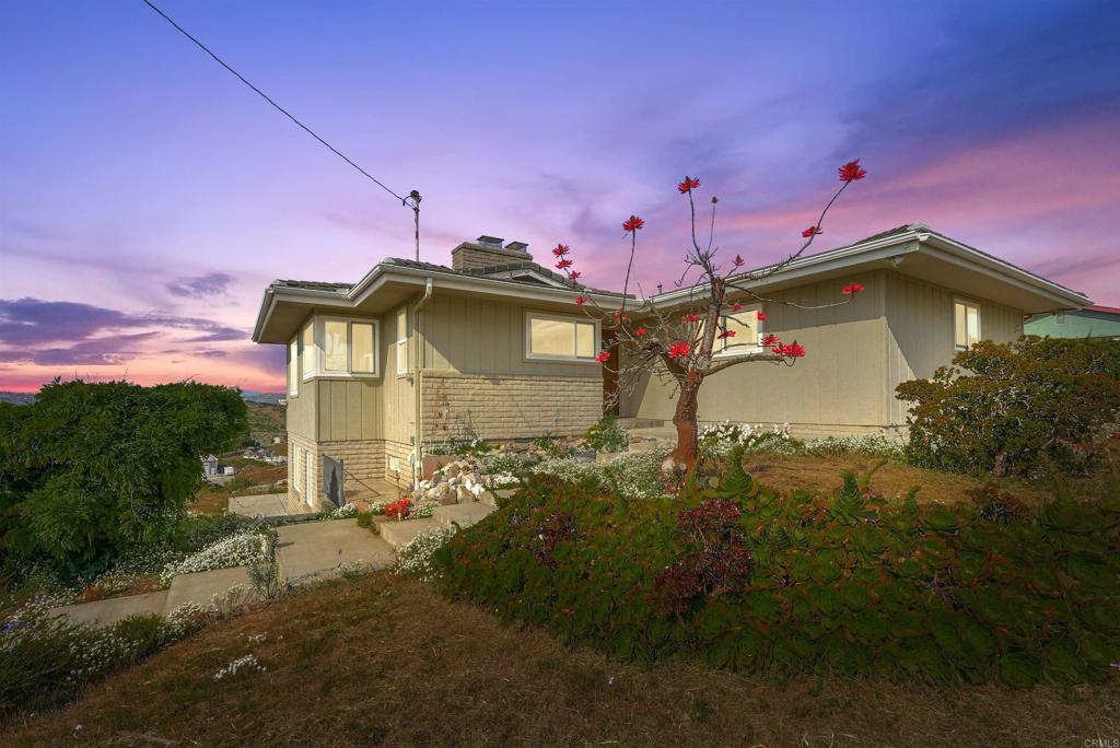 5884 Redondo Dr