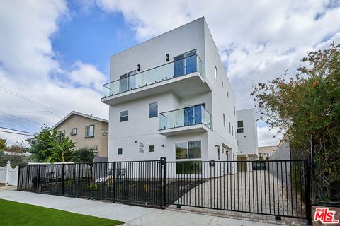 Photo of 1108 Queen Anne Avenue, Los Angeles, CA 90019 (MLS # 26664065)