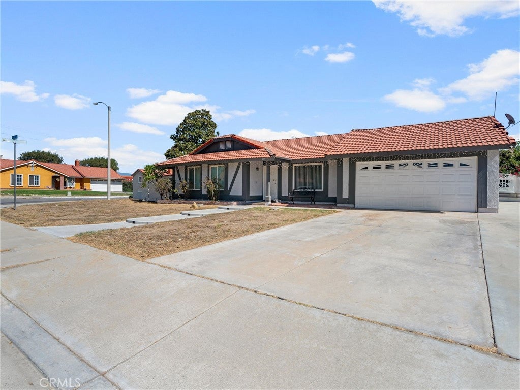 909 S Vine Avenue