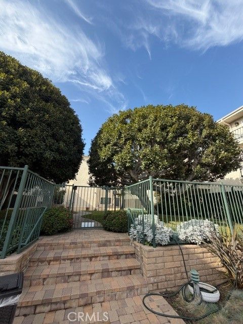 Photo of 420 S Madison Ave, Pasadena, CA 91101 (MLS # AR25276046)