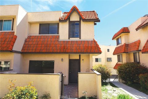 Photo of 27623 Nugget Dr #4 Drive, Canyon Country, CA 91387 (MLS # SR26066090)