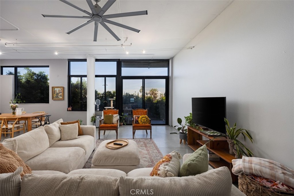 835 Locust Avenue 421