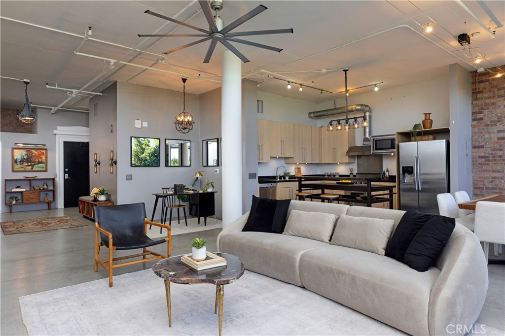 835 Locust Avenue 421