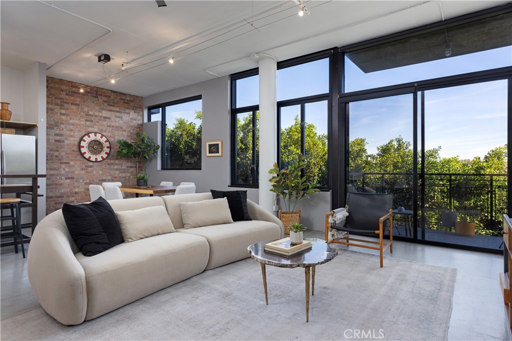 835 Locust Avenue 421