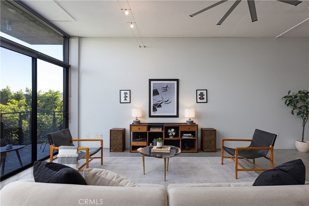 835 Locust Avenue 421