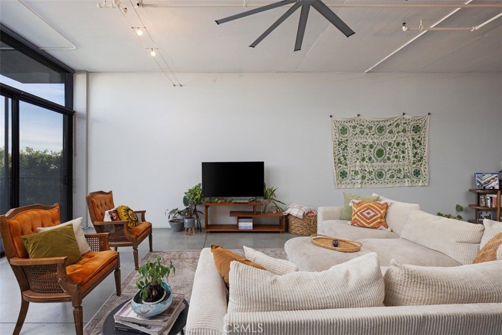 835 Locust Avenue 421