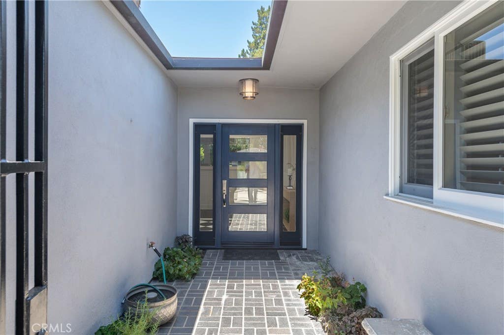 Photo of 15514 High Knoll Road, Encino, CA 91436 (MLS # SR26153046)
