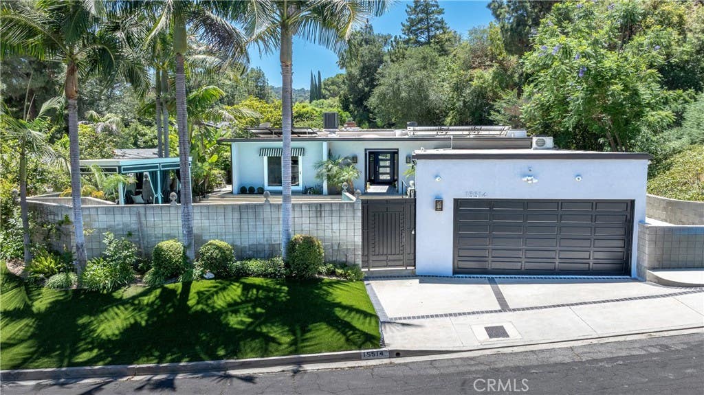 Photo of 15514 High Knoll Road, Encino, CA 91436 (MLS # SR26153046)