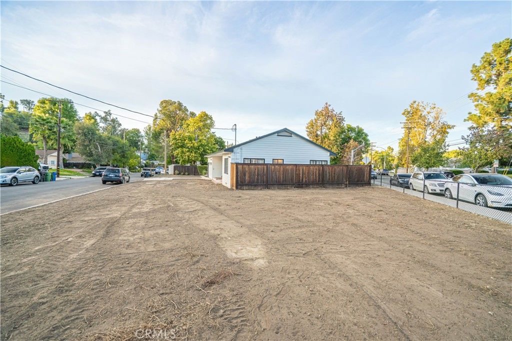 Photo of 5006 Catalon Ave, Woodland Hills, CA 91364 (MLS # SR25244287)