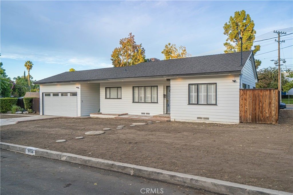 Photo of 5006 Catalon Ave, Woodland Hills, CA 91364 (MLS # SR25244287)