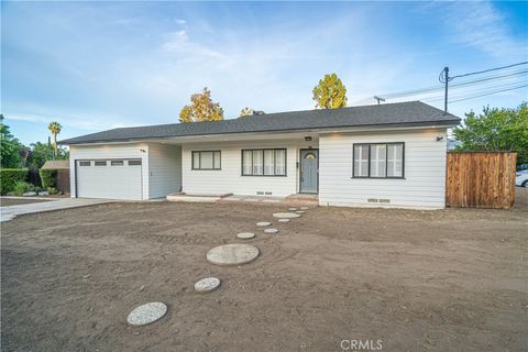 Photo of 5006 Catalon Ave, Woodland Hills, CA 91364 (MLS # SR25244287)