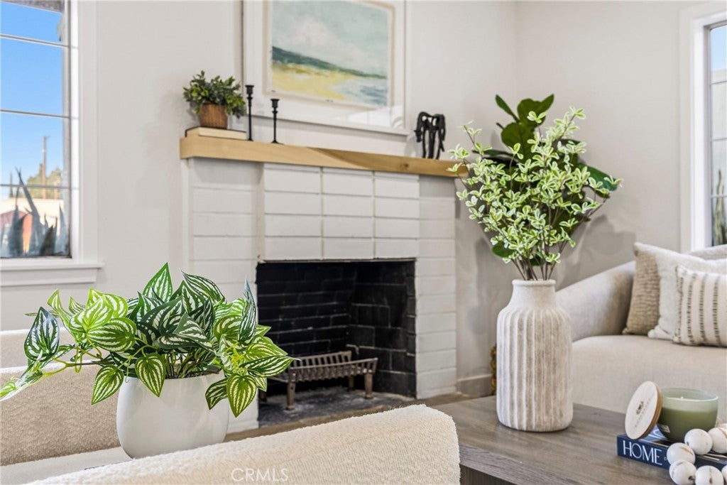 5976 Los Feliz