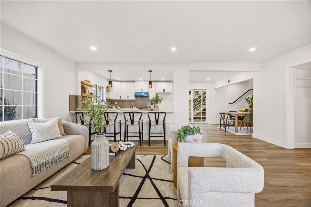 5976 Los Feliz