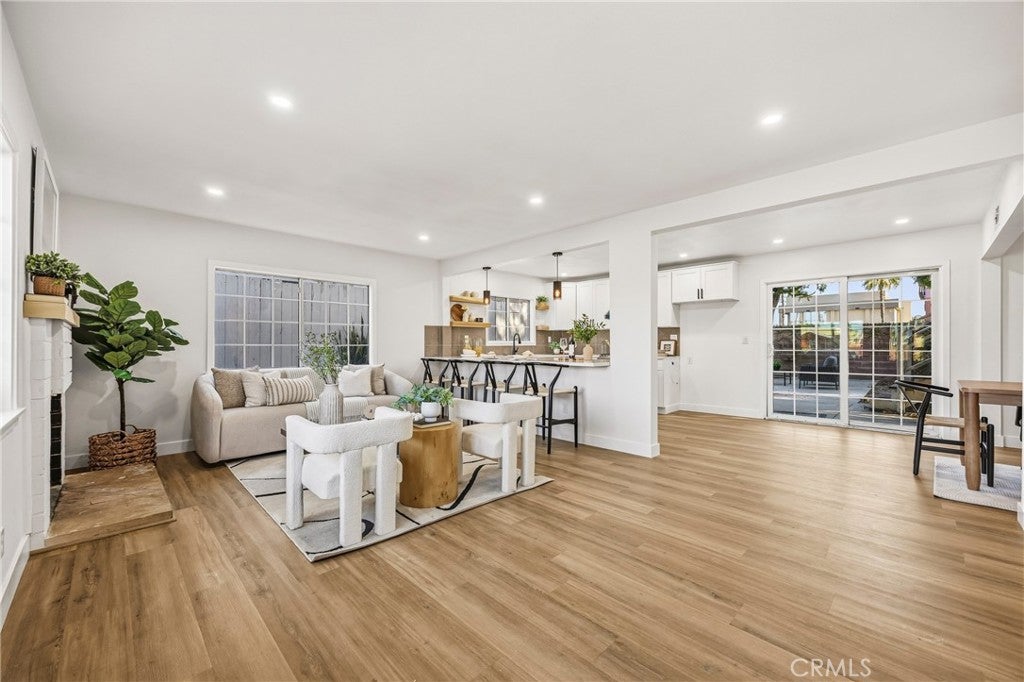 5976 Los Feliz
