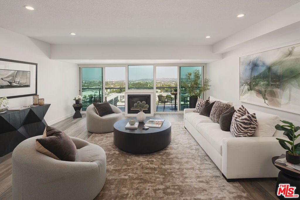 13600 Marina Pointe Drive
