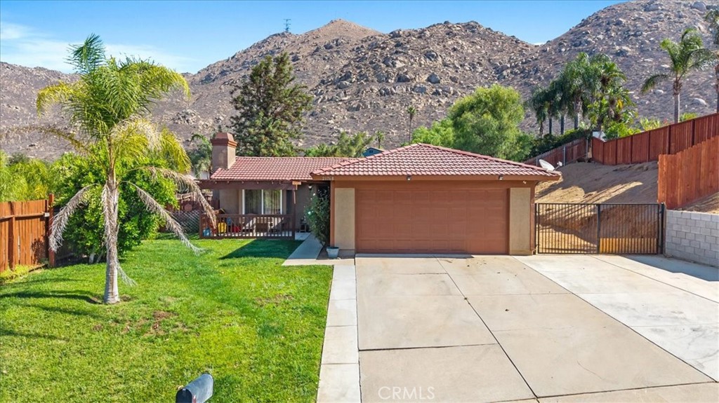 Welcome to this charming home in the desirable Box Springs area of Moreno Valley! Featuring 2 bedrooms and 1 bath, this property sits on a large lot. The home offers a spacious bedrooms, granite countertops, and a converted garage with A/C (non-permitted) that can serve as an office, gym, or bonus space.
Enjoy RV parking, beautiful mountain views, and the convenience of being close to freeways, shopping centers, and schools. Whether you’re a first-time buyer or looking for your next investment, this property has great potential