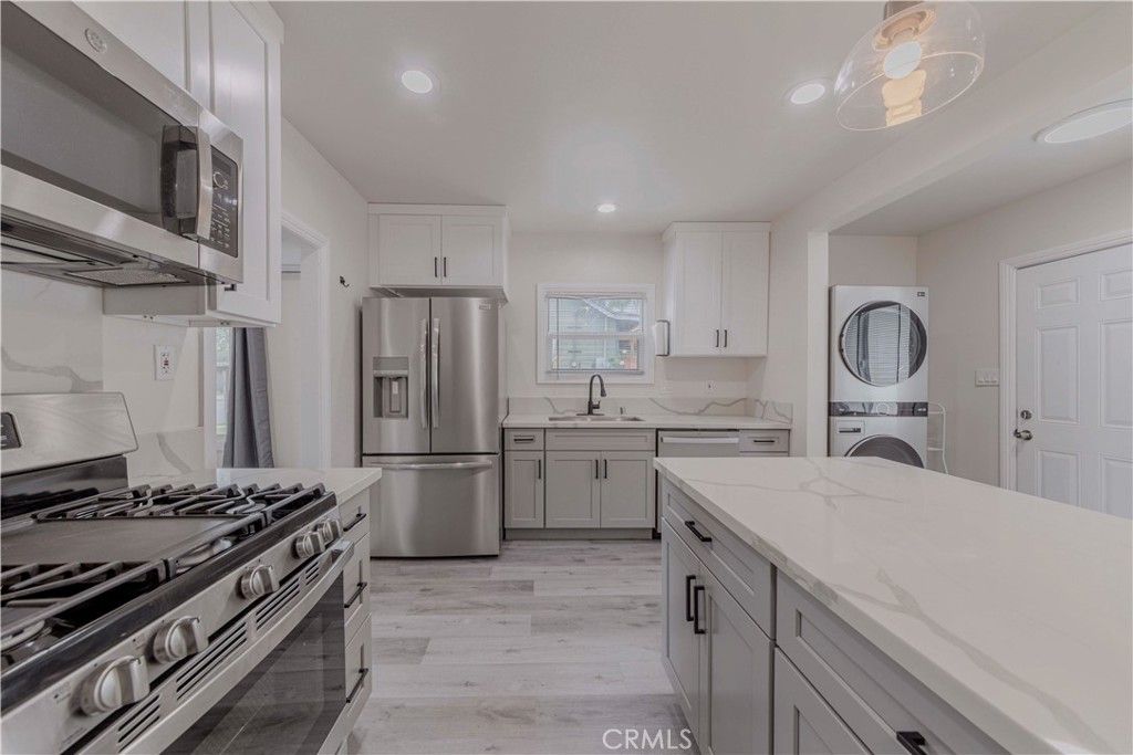 listing image 130729593062395445433