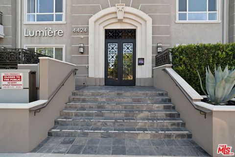 Photo of 4424 Whitsett Avenue #303, Studio City, CA 91604 (MLS # 26823243)