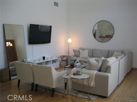 Spacious 2 Bed + 2 Bath + Loft Condo-Style Upper Unit in Prime Brentwood Location.
Approx. 1,560 sq ft unit in a quiet, well-maintained 2-story, 3-unit building built in 1998. This bright and airy home features a spacious living room with soaring two-story ceilings, a fireplace, and beautiful hardwood floors, flowing seamlessly into the dining area. The kitchen is equipped with granite countertops, a breakfast bar, and ample cabinetry. The primary bedroom offers a cozy fireplace and an en-suite full bath. A versatile loft with its own closet can serve as a third bedroom or a home office. Enjoy an oversized private rooftop deck with panoramic city views — perfect for entertaining or relaxing.
Additional features include:
Central AC & heating,
In-unit newer washer and dryer,
Newer refrigerator included,
Semi-private tandem garage parking,
Located minutes from UCLA, Westwood, and Santa Monica, with top-rated restaurants, shops, bars, gyms, and parks just around the corner. Pictures taken before tenant moved in.
Sorry, no pets allowed.