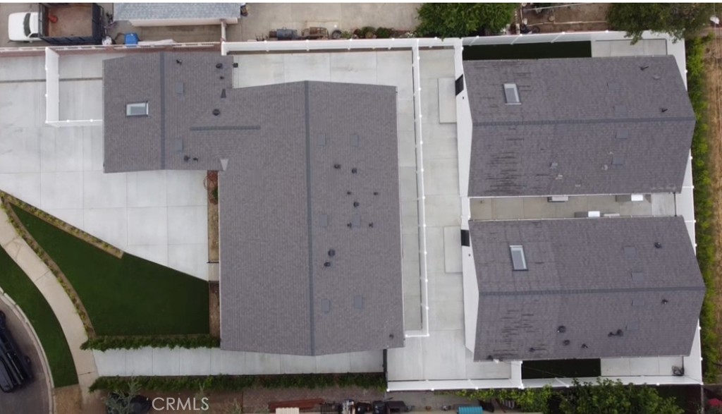 Brand new 2 bedroom, 2 bathroom unit with 800 sqft of living space, featuring high-end finishes, nice high ceilings, in-unit laundry and a private backyard.