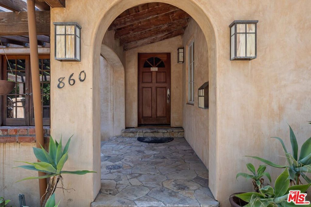 Photo of 860 Yale Street, Santa Monica, CA 90403 (MLS # 25596061)