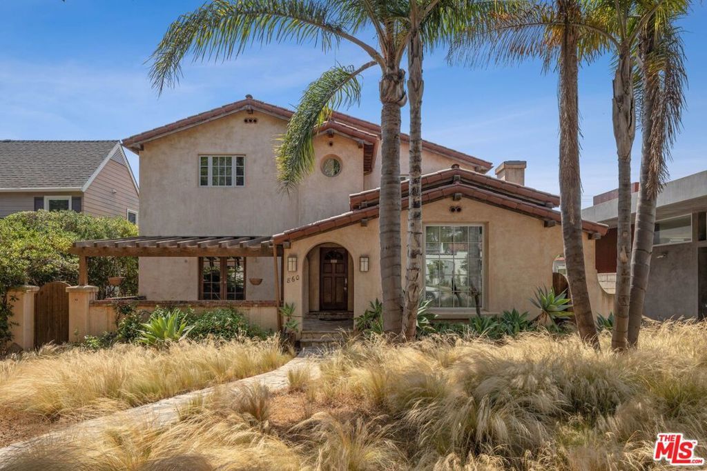 Photo of 860 Yale Street, Santa Monica, CA 90403 (MLS # 25596061)