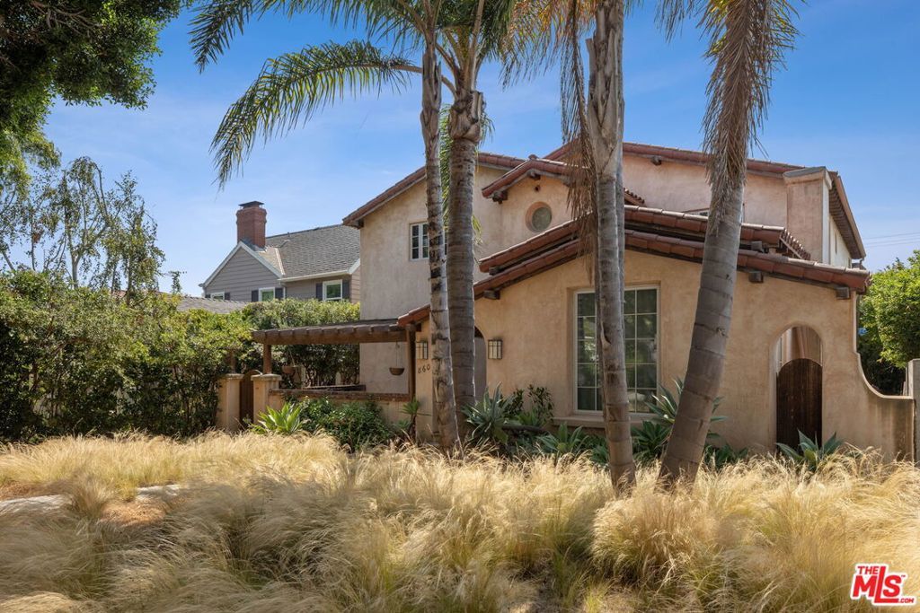 Photo of 860 Yale Street, Santa Monica, CA 90403 (MLS # 25596061)