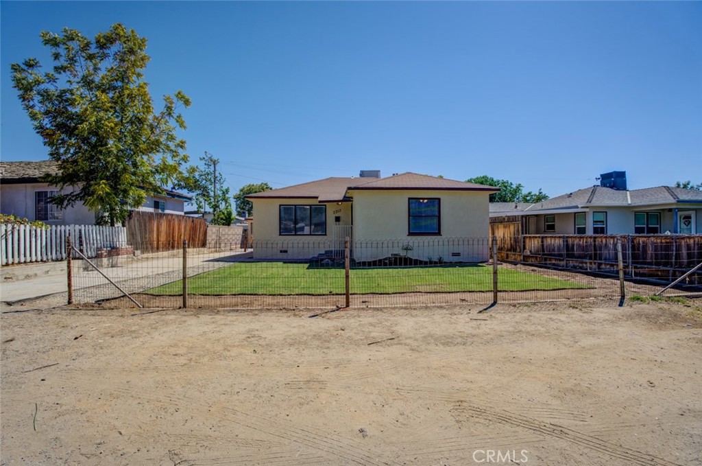 This Oildale Charmer is move-in ready & features a 2 bdrm, 1 bath w/ a detached bonus room & an oversized one car garage! Enjoy all the updates & upgrades including fresh paint, new laminate flooring throughout & new carpet in the bedrooms & bonus room. The large eat-in kitchen has been completely redone with quartz counters, new cabinets, farm sink & a new faucet. Bathroom has been completely redone & there is new lighting throughout & ceiling fans in the great room & bedrooms. Extra features include central heating & air conditioning, indoor laundry, a new automatic sprinkler system, new sod in the front yard & additional grass seed planted in the backyard.