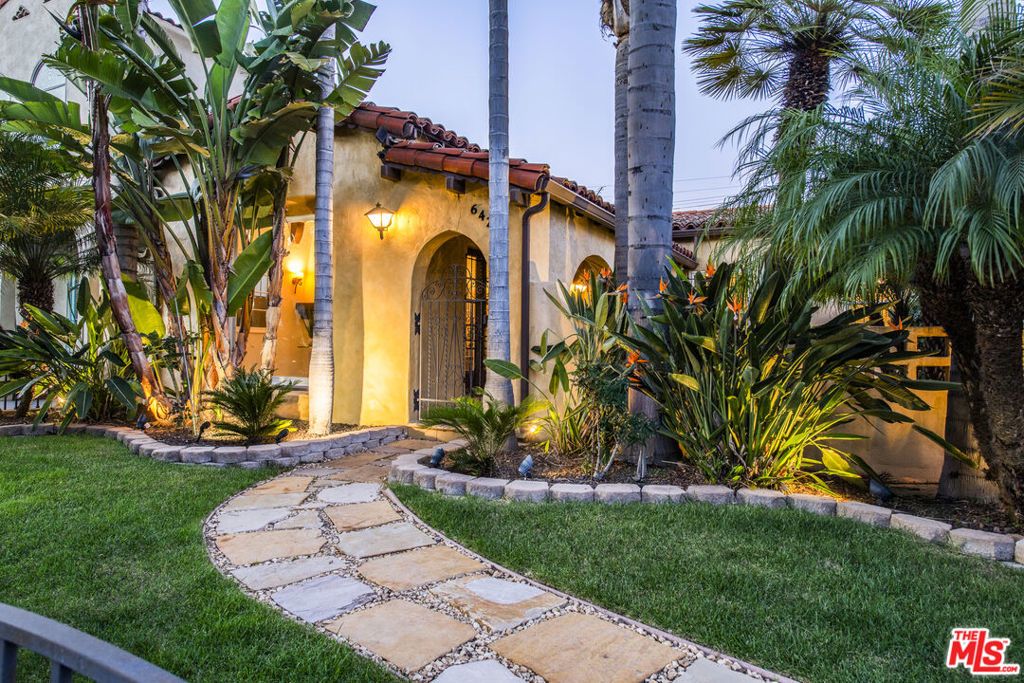 Photo of 6427 Lindenhurst Avenue, Los Angeles, CA 90048 (MLS # 26647125)