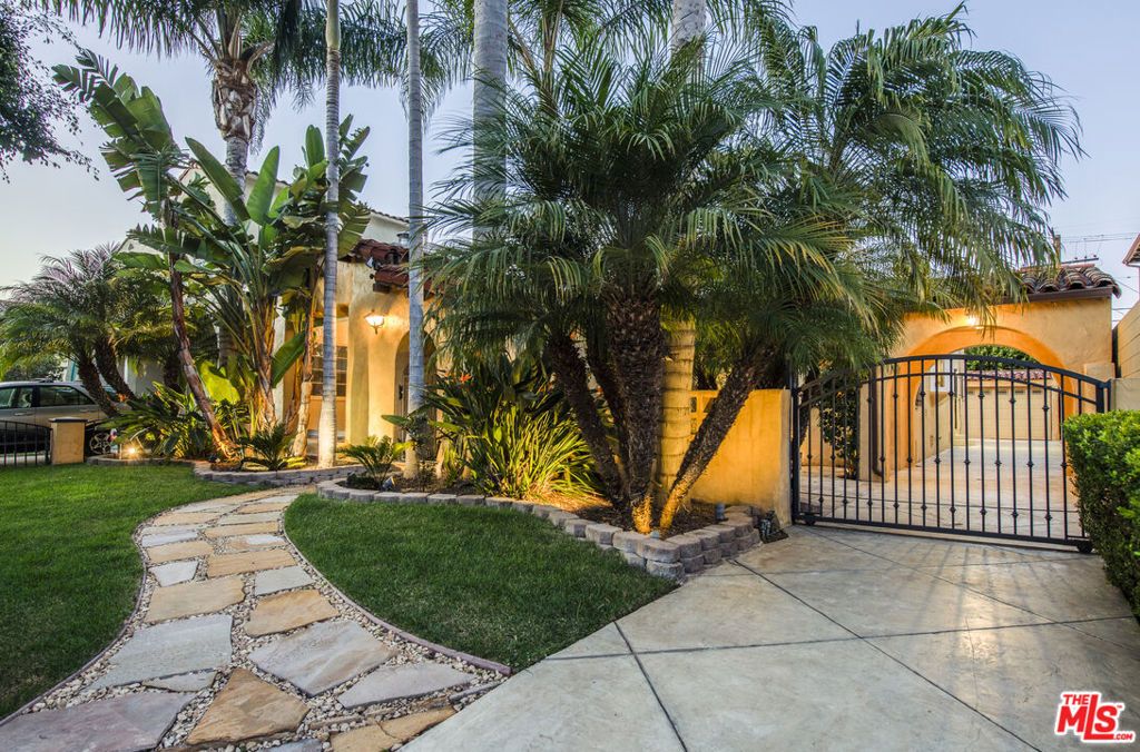 Photo of 6427 Lindenhurst Avenue, Los Angeles, CA 90048 (MLS # 26647125)