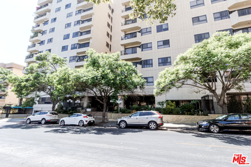 MODERNLY REMODELED 2 BED+2 BATH CONDO LOCATED IN A PRIME LOCATION IN K-TOWN. THIS CLEAN AND STYLISH UNIT OFFERS CONTEMPORARY LIVING AT ITS BEST. LAMINATED FLOOR, RECESSED LIGHT, MODERN BATHROOM, OPEN FLOOR PLAN.