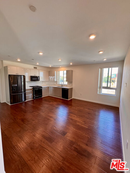Live in the heart of Hollywood! This stylish 2-bedroom, 1-bath apartment puts you right in the middle of it all with unbeatable access to the 101 Freeway, you're minutes from studios, nightlife, restaurants, and everything LA has to offer. Inside, enjoy a bright and open layout with two private balconies perfect for your morning coffee or evening unwind. In-unit washer and dryer as well as two garage parking spots add everyday convenience, while natural light fills every corner. A rare find in a vibrant, walkable neighborhood this is Hollywood living made easy.