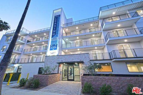 Photo of 14811 Erwin Street #506, Van Nuys, CA 91411 (MLS # 26902211)