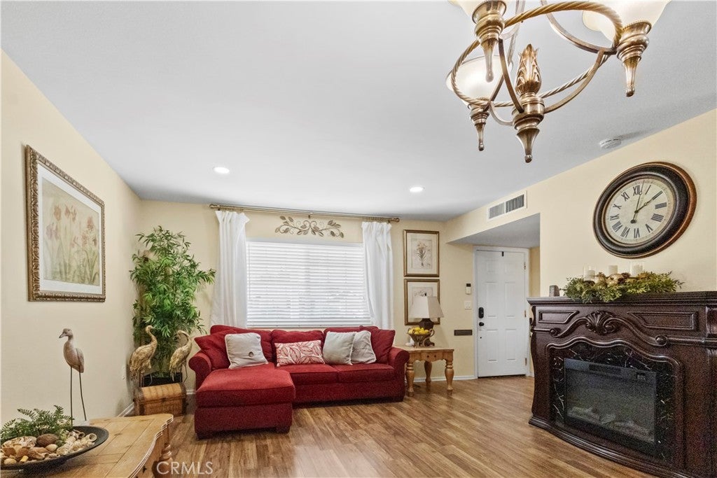 28916 Glen Oaks