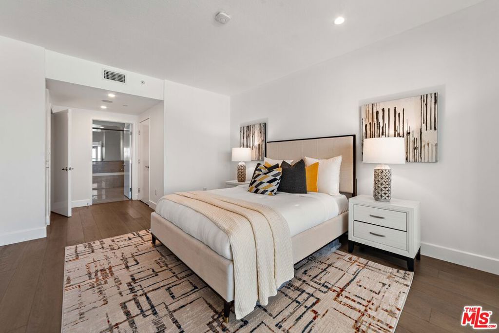 13600 Marina Pointe Drive 1904