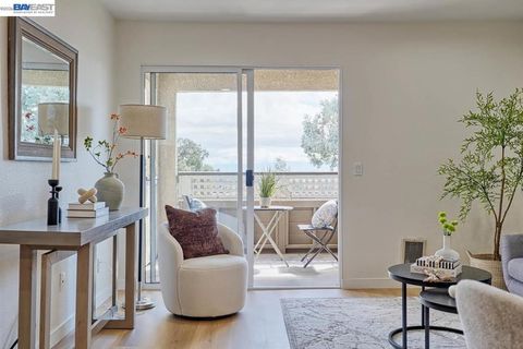 Photo of 685 Dartmore Ln Ln #365, Hayward, CA 94544 (MLS # 41132927)