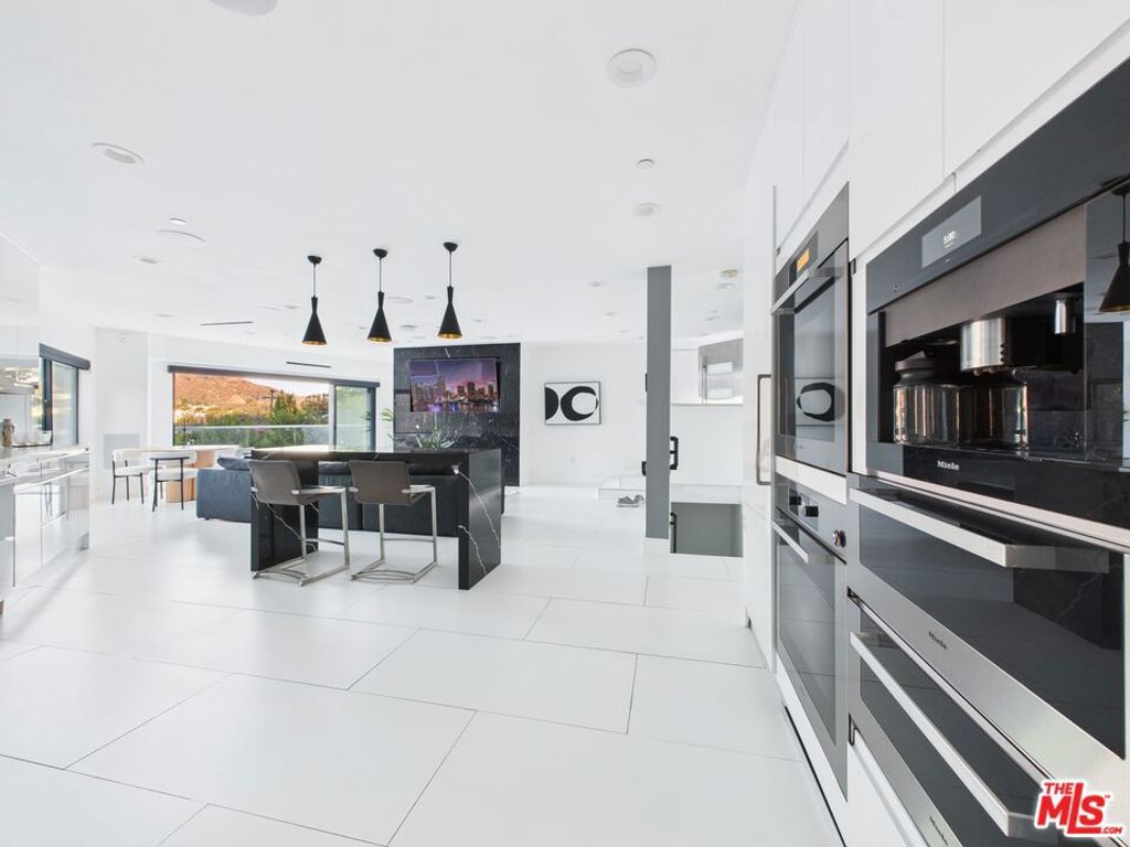 Photo of 7141 Woodrow Wilson Drive, Los Angeles, CA 90068 (MLS # 25583891)