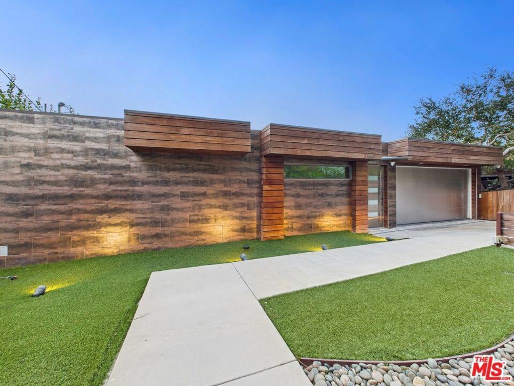 Photo of 7141 Woodrow Wilson Drive, Los Angeles, CA 90068 (MLS # 25583891)